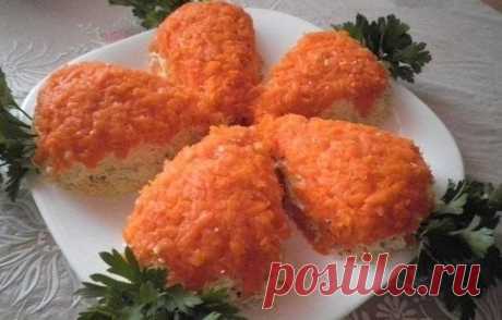 Салат “Морковки” с куриным филе и грибами