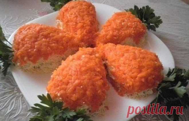 Салат “Морковки” с куриным филе и грибами