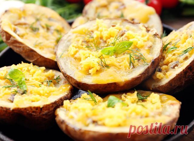 КАРТОШКА ПО-ФРАНЦУЗСКИ: РЕЦЕПТ БЕЗ МЯСА
 
Такое популярное и всеми любимое блюдо как картошка по-французски имеет множество вариаций. Чаще всего его готовят с мясом, запекая в духовке. Но можно обойтись и без мяса.
Сегодня мы расскажем вам один из интересных рецептов французской кухни, как приготовить фаршированные картофельные лодочки с луково-сырной начинкой и великолепным пряным ароматом.
Приготовьте на ужин картошку по-французски и откройте для себя новое интересное бл...