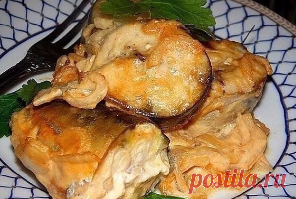 СКУМБРИЯ В ГОРЧИЧНОМ СОУСЕ 

Она получилась очень вкусной, сочной и не сухой, а просто тающей во рту...

Ингредиенты:

 скумбрия - 2 рыбки
 репчатый лук - 1 шт.
 майонез - 2 ст. л.
 соевый соус - 3 ст. л.
 горчица - 2 ст. л.
 зелень для подачи

Приготовление:

Скумбрию очистить от внутренностей, хорошенько вымыть и нарезать на порционные кусочки. Очищенный репчатый лук нарезать полукольцами. Для приготовления соуса смешать майонез, соевый соус и горчицу (соль добавлять не ...