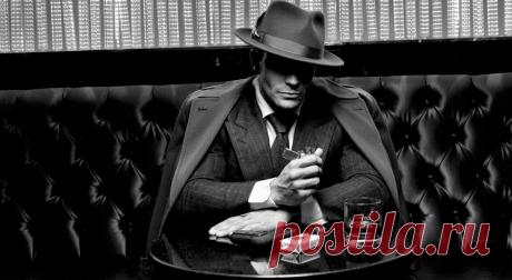 Почему по правилам этикета носить шляпу мужчинам в помещении считается неприлично?
Photo Shutterstock Photo Shutterstock Если вы приверженец традиционного мужского этикета, то наверняка вы знаете, что каждый учтивый джентльмен всегда снимает шляпу, прежде чем войти в помещение. Этот негласный пункт этикета распространяется на все мужские головные уборы и ни один хомбург, котелок, канотье, федора,...
Читай дальше на сайте. Жми подробнее ➡