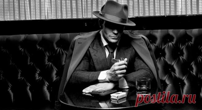 Почему по правилам этикета носить шляпу мужчинам в помещении считается неприлично?
Photo Shutterstock Photo Shutterstock Если вы приверженец традиционного мужского этикета, то наверняка вы знаете, что каждый учтивый джентльмен всегда снимает шляпу, прежде чем войти в помещение. Этот негласный пункт этикета распространяется на все мужские головные уборы и ни один хомбург, котелок, канотье, федора,...
Читай дальше на сайте. Жми подробнее ➡