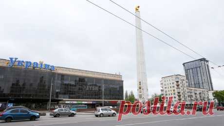 В Киеве сняли советскую звезду со стелы в честь 60-летия Победы над Германией. В Киеве завершили работы по демонтажу советской звезды со стелы, которую установили в честь 60-летия Победы над фашистской Германией. Об этом пишет ТАСС. Обелиск расположен на проспекте Победы. Это название проспект получил в 1985 году в ...