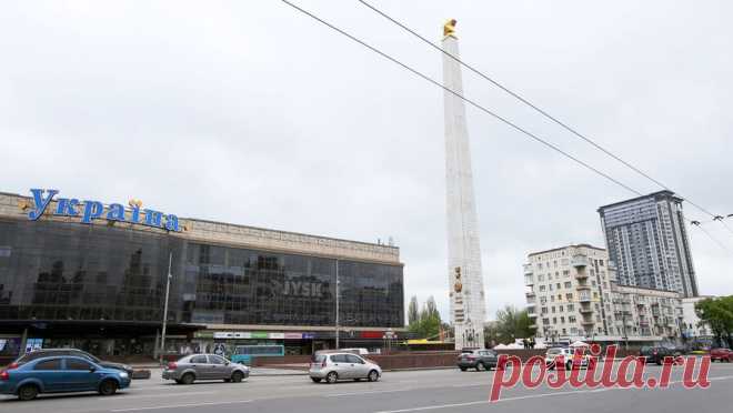 В Киеве сняли советскую звезду со стелы в честь 60-летия Победы над Германией. В Киеве завершили работы по демонтажу советской звезды со стелы, которую установили в честь 60-летия Победы над фашистской Германией. Об этом пишет ТАСС. Обелиск расположен на проспекте Победы. Это название проспект получил в 1985 году в ...
