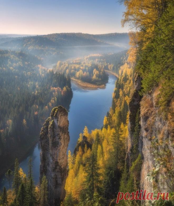 Чёртов палец в окружении осени, Пермский край.

©️ Фото: Михаил Устюжанин
