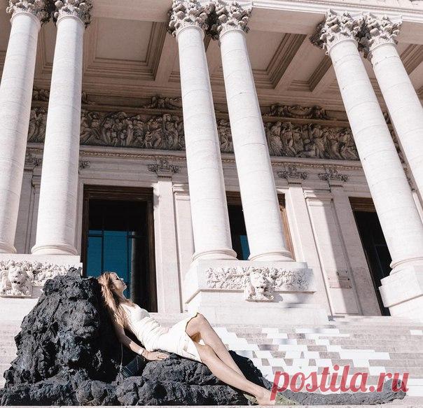 Очаровательная Натали Османн передаёт всем нам солнечный привет из Рима! На Натали платье из нашей летней коллекции - больше моделей уже доступно в магазинах и на hm.com #HM