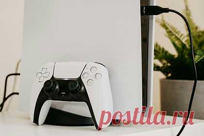 Раскрыты подробности консоли PlayStation 5 Pro. Известный инсайдер Том Хендерсон раскрыл подробности новой игровой консоли PlayStation. Специалист подтвердил ранние утечки о том, что приставка появится до конца 2024 года. По его словам, Sony намерена представить PlayStation 5 Pro к новогодним праздникам в ноябре-декабре 2024 года. Консоль получит сменный дисковод.
