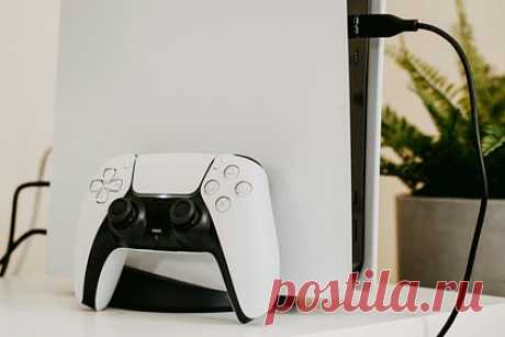 Раскрыты подробности консоли PlayStation 5 Pro. Известный инсайдер Том Хендерсон раскрыл подробности новой игровой консоли PlayStation. Специалист подтвердил ранние утечки о том, что приставка появится до конца 2024 года. По его словам, Sony намерена представить PlayStation 5 Pro к новогодним праздникам в ноябре-декабре 2024 года. Консоль получит сменный дисковод.