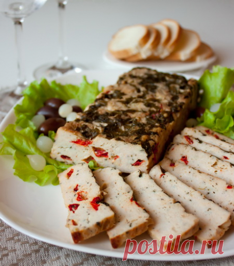 Террин из курицы со сладким перцем на Вкусном Блоге Этот террин требует довольно много времени на приготовление и охлаждение, поэтому лучше начинать готовить его за сутки до подачи. Оставшийся после праздника террин можно использовать для приготовления бутербродов. Ориентировочное время приготовления: 5 часов 40 минут Мелко рубим листья базилика. Кладем на дно прямоугольной формы-«кирпичика». Мелко нарезаем сладкий перец. Куриное филе…