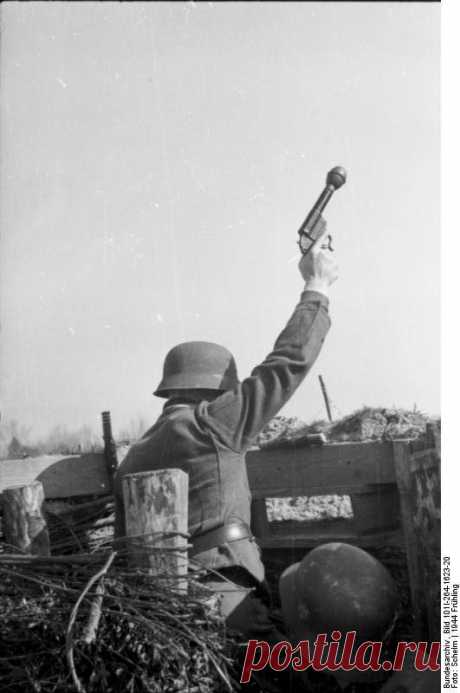 Немецкий пистолет-гранатомёт Kampfpistole Kampfpistole в переводе с немецкого боевой пистолет – серия разработок времен Второй мировой войны. Суть их заключалась в создании боевых боеприпасов для сигнальных пистолетов и переделки сигнальных п…