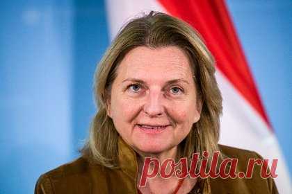 Экс-глава МИД Австрии рассказала о желании завести кур. Бывшая глава МИД Австрии Карин Кнайсль рассказала, как, живя в Ливане, занимается преподаванием, переводом своей книги о дипломатии на русский язык и хотела бы снова завести кур. Политик продолжает заниматься «тем же, чем и в предыдущие годы» — писать аналитические статьи по рынкам газа и нефти и книги.