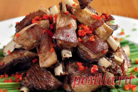 Бараньи ребрышки "Бацзяо" - Вкусно с Любовью - медиаплатформа МирТесен Китайская кухня совсем не сложная. Главное, купить все ингредиенты. Ингредиенты Мясо баранина (ребра) 1.5 Килограмма Лук репчатый 1 Штука Морковь 1 Штука Имбирь корень ( 2,5 см) 1 Штука Лук зеленый 1 Пучок Корица (палочки) 2 Штуки Бадьян (звездочки) 3 Штуки Гвоздика (бутоны) 5 Штук Сахар 2 Столовые...