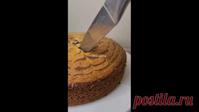 Зебра. Единственный удачный рецепт

Ингредиенты:
яйца - 2 шт.
сахар - 170 гр.
молоко - 100 мл.
растит. масло - 100 мл
мука ~ 220 гр.
разрыхлитель - 1 ч.л. с горочкой
ванилин - пакетик
какао - 1 ст.л. с горкой
щепотка соли

Приготовление:
Яйца с сахаром и солью взбиваем в пышную белую массу. Я взбивала минут 10. Добавляем растит масло и молоко, так же взбиваем, постепенно всыпаем просеянную муку с разрыхлителем и ванильным сахаром.
Делим массу на две неравные части. Б...