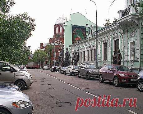 У галереи Церетели на Большой Грузинской