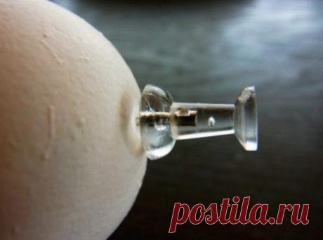 Как сварить яйца, чтобы скорлупа с них буквально слетела Теперь скорлупа с вареных яиц будет слетать, как шапка в ветреную погоду! С проблемой «неочищаемых» яиц сталкивался каждый. Но ее можно легко решить! Запоминайте! Вам понадобится обычная булавка или кнопка. […]