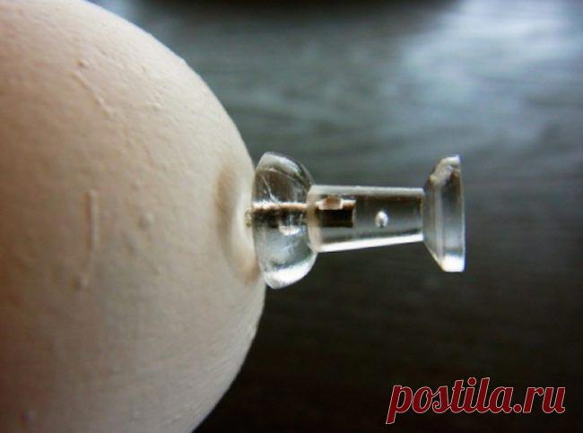 Как сварить яйца, чтобы скорлупа с них буквально слетела Теперь скорлупа с вареных яиц будет слетать, как шапка в ветреную погоду! С проблемой «неочищаемых» яиц сталкивался каждый. Но ее можно легко решить! Запоминайте! Вам понадобится обычная булавка или кнопка. […]