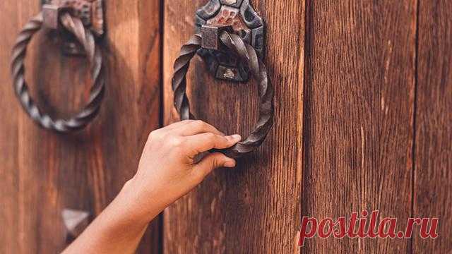 Что нужно прошептать двери, чтобы впустить в дом богатство