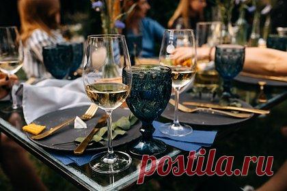 Парень встретил незнакомца в ресторане и вскоре был опозорен перед всеми друзьями