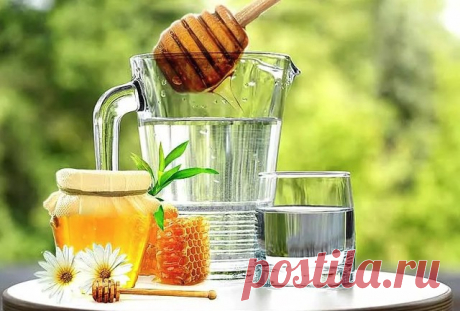 Полезные свойства меда,смешанного с холодной талой водой
Чтобы приготовить полезный напиток, смешайте одну чайную ложку меда в стакане холодной талой воды. Получаем 30% раствор меда, который по составу идентичен плазме крови. Мед в сырой воде формирует кластерные связи (структурирует ее), чем повышает её целебные свойства. Медовая вода усваивается организмом на 100%.
Эффект медовой воды:
Улучшается работа всех звеньев ЖКТ. Нормализуется пищеварение.
Перевариваются за...