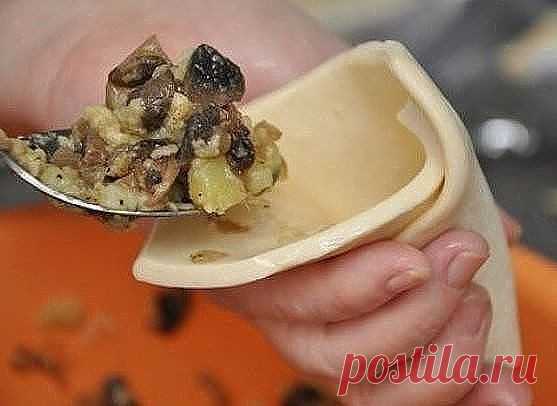 Аппетитные грибные кулечки

Берём 1 упаковку готового слоеного теста
- 5 картофелин средней величины
- 2 луковицы
- 200 г сухих грибов
- 100 г сыра
- 1 пучок петрушки
- 2 яйца
- перец по вкусу

Приготовление:

1. Грибы отмочить, проварить, отжать.
2. Картофель сваренный в ″мундире″, почистить, нарезать кубиком.
3. Грибы обжарить с луком.
4. Сыр натереть на крупной терке.
5. Картофель, сыр, грибы, перец перемешать.
6. Размороженное слоеное тесто нарезать на прямоугольники.
...