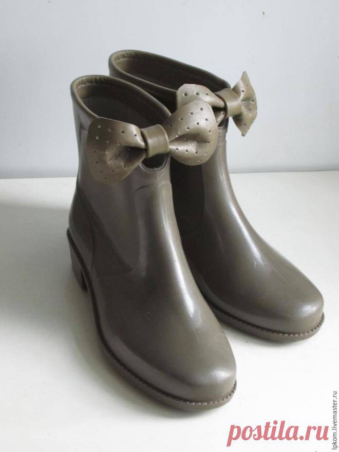Вынужденный декор резиновых сапожек натуральной кожей