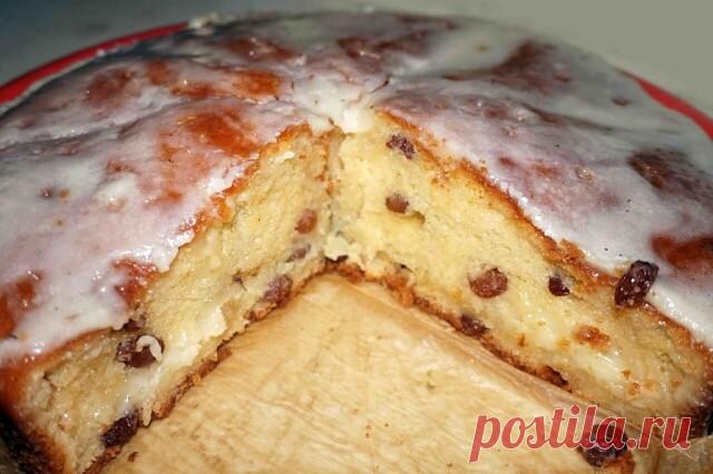 Великолепный сметанник с изюмом 
Нам нужно :
1 стакан сметаны
1 стакан сахара
2-3 яйца
1 стакан муки
1/4 чайной ложки соды или разрыхлитель
изюм, орехи.

Приготовление:
Яйца растереть с сахаром, затем добавить сметану, соду и муку. Муку добавляю постепенно, масса должна быть как на оладьи… Может быть потребуется и меньше стакана. Половину массы вылила в форму, затем положила замороженную черную смородину и залила оставшейся массой…минут на 30 в духовку и можно кушать.