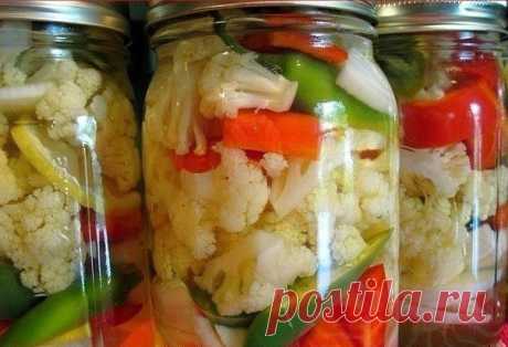 ВКУСНЕЙШАЯ МАРИНОВАННАЯ ЦВЕТНАЯ КАПУСТА 

Ингредиенты: 
Цветная капуста — 2 кочана (2 кг 200 г) 
Морковь — 2 шт. 
Болгарский перец — 2 шт. 
Чеснок — 100 г 
Лук репчатый — 1 шт. 
Острый перец — по 1-2 шт. на литровую банку 
Укроп (зонтики), листья хрена, вишни, смородины 
Душистый перец 
Гвоздика 
Лавровый лист 
Уксус 70% — 0,5 ч.л. 

Маринад: 
На 1 литр воды — 2 ст.л. соли, 1 ч.л. сахара 

Приготовление: 
Для начала разбираем цветную капусту на соцветия, хорошенько промыва...