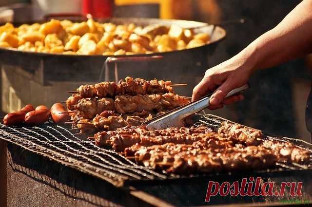 Нарежьте баранину средними кусками, насадите ее на шампуры, чередуя с луком. Поперчите и посолите продукт. 
Жарьте его до готовности на раскаленных углях. Подавать горячим, нанизанным на шампуры, полив чесночным соусом.