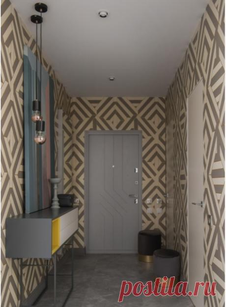 Узкая прихожая среднего размера в современном стиле с полом из керамогранита