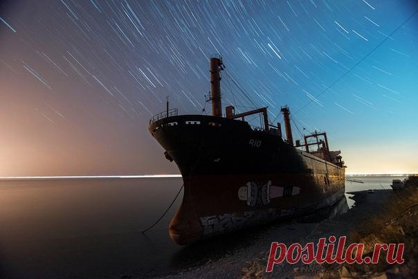 Севший на мель в декабре прошлого года сухогруз Rio созерцает звёздное небо. Кабардинка, Краснодарский край. Автор фото – Арсен Алабердов: nat-geo.ru/community/user/5268/