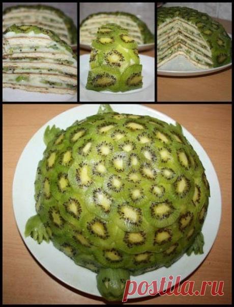 Торт "Изумрудная черепаха" Ингредиенты:- молоко сгущенное (в тесто) — 1 бан.- яйцо (2 в крем, 1 в тесто) — 3 шт- сода гашеная уксусом (в тесто) — 1 ч. л.- мука (+2 ст.ложки в крем) — 450-470 г- молоко (в крем) — 500 мл- сахар (…