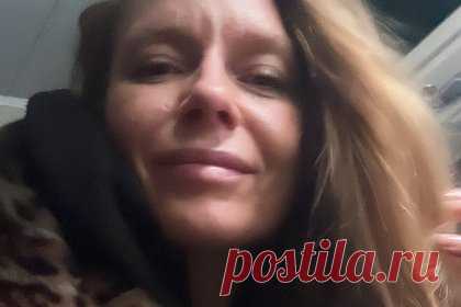 45-летняя Любовь Толкалина показала лицо без макияжа. Российская актриса театра и кино Любовь Толкалина показала внешность без косметических средств. 45-летняя звезда сериала «Хеппи-энд» предстала перед камерой в черном худи с капюшоном и коричневой шубе с леопардовым принтом. При этом на размещенном снимке видно, что знаменитость отказалась от макияжа.
