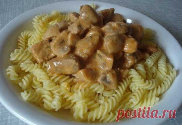 Мясо в сырном соусе

Ингредиенты:
1 кг. мясо
500 гр. шампиньонов
250 гр. плавленого сыра
1 ст. лож. томатной пасты
соль,перец

Приготовление:
Режем мясо кубиками примерно 2-4 см и тушим в кастрюле на средний огонь. Мясо периодически помешиваем.
Грибы нарежем на небольшие кусочки.
Добавляем нарезанные грибы в мясо. 
Слегка обжариваем, солим, перчим по вкусу, добавляем специи, ложку томатной пасты и перемешиваем.
Затем добавляем плавленый сыр и постоянно помешивая расплавляе...