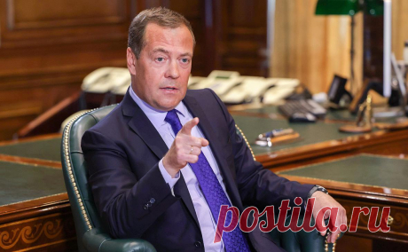 Медведев назвал Британию «вечным врагом» после санкций из-за Кара-Мурзы. В санкциях из-за дела Кара-Мурзы Медведев увидел веру британских властей в собственную исключительность и в то, что ограничительные меры станут «страшным наказанием» для россиян. «Впрочем, плевать на их решения», — написал он
