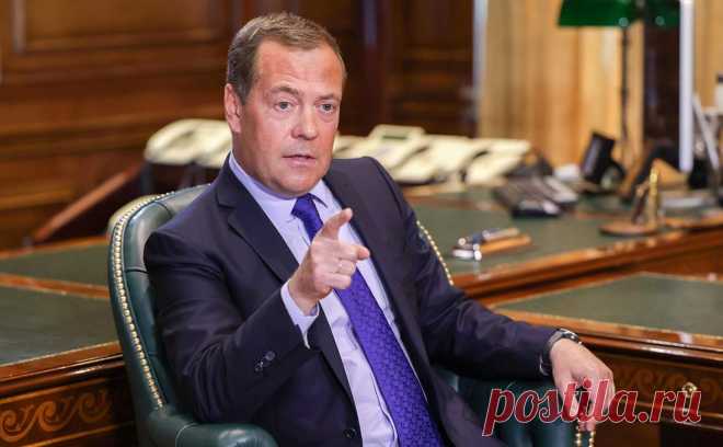 Медведев назвал Британию «вечным врагом» после санкций из-за Кара-Мурзы. В санкциях из-за дела Кара-Мурзы Медведев увидел веру британских властей в собственную исключительность и в то, что ограничительные меры станут «страшным наказанием» для россиян. «Впрочем, плевать на их решения», — написал он