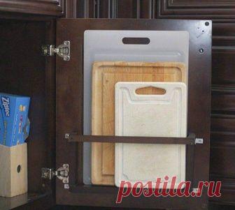 9 самых необычных идей для кухни И уже не нужно ломать голову над тем, как разместить на кухне необходимые мисочки, лопатки и кастрюльки. За нас уже давно все придумали! Добавьте простую узенькую полочку на любую дверцу кухонного шка...