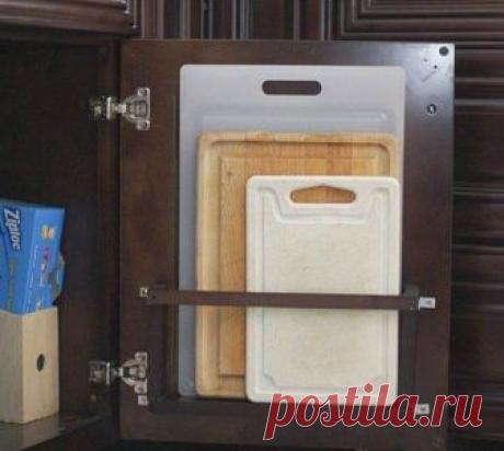 9 самых необычных идей для кухни И уже не нужно ломать голову над тем, как разместить на кухне необходимые мисочки, лопатки и кастрюльки. За нас уже давно все придумали! Добавьте простую узенькую полочку на любую дверцу кухонного шка...