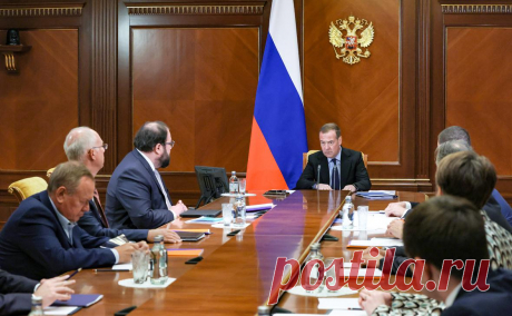 Медведев назвал главные цели «Ростелекома». Работа по импортозамещению, разработке отечественного программного обеспечения и производству телеком-оборудования — основные цели развития «Ростелекома», заявил заместитель председателя Совбеза Дмитрий Медведев, которого ранее в этот день избрали председателем совета директоров компании.