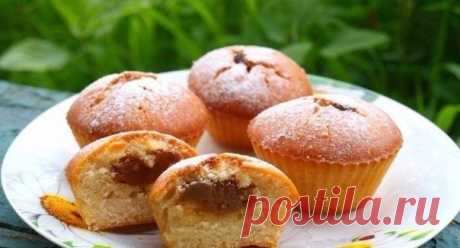 КЕКСЫ СО СГУЩЕНКОЙ

ИНГРЕДИЕНТЫ:
Мука пшеничная — 240 г
Молоко — 200 мл
Масло подсолнечное (рафинированное) — 200 мл
Яйцо куриное — 1 шт
Сахар — 80 г
Разрыхлитель — 1.5 ч.л.
Варёное сгущённое молоко — 0.5 бан.
Соль (щепотка)
Ванилин (щепотка)

ПРИГОТОВЛЕНИЕ:
В глубокой ёмкости взбить яйца с сахаром, солью и ванилином.Налить подсолнечное масло без запаха, размешать венчиком.Затем добавить молоко.Смешать муку с разрыхлителем, просеять в тесто и перемешать ложкой до получения...