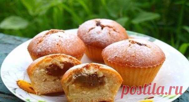 КЕКСЫ СО СГУЩЕНКОЙ

ИНГРЕДИЕНТЫ:
Мука пшеничная — 240 г
Молоко — 200 мл
Масло подсолнечное (рафинированное) — 200 мл
Яйцо куриное — 1 шт
Сахар — 80 г
Разрыхлитель — 1.5 ч.л.
Варёное сгущённое молоко — 0.5 бан.
Соль (щепотка)
Ванилин (щепотка)

ПРИГОТОВЛЕНИЕ:
В глубокой ёмкости взбить яйца с сахаром, солью и ванилином.Налить подсолнечное масло без запаха, размешать венчиком.Затем добавить молоко.Смешать муку с разрыхлителем, просеять в тесто и перемешать ложкой до получения...