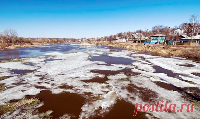 Через город протекает река Серая.