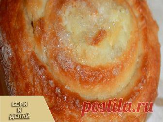 Творожные улитки.

На этом рецепте важно знать. 
Тесто замешивается на твороге с небольшим добавлением муки. Поэтому заранее хочу предупредить, в рецепте указано приблизительное количество муки. Всё дело в том, что добавляется мука в самом конце и постепенно.

Ингредиенты:
 
360 г творога
4 яичных желтка
3/4 ч. л. соды
3–4 ст. л. сахара
1 ст. пшеничной муки.

Приготовление:
 
1. Отдели от массы творога примерно четверть, отложи в сторону. Остальной творог положи в миску, д...