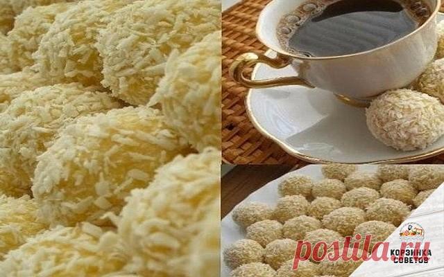 Пирожное рафаэлло.

Ингредиенты:
Кукурузные палочки 1 упаковка 60 гр
Сгущеное молоко 1 банка
Орехи, коксовая стружка

Приготовление:
1. Кукурузные палочки пропускаем через мясорубку, добавляем сгущенку, перемешиваем.
2. Теперь из массы формируем маленькие шарики внутрь кладем кусочек орешка, обваливаем в кокосовой стружке.
3. Все - пирожное готово. Отправляем - в холодильник на 1 час.

Приятного аппетита!