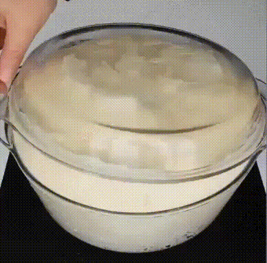 Вкуснейшие булочки
Ингредиенты на 2-3 протвени:
2 стакана тёплого молока 
1 стакан тёплой воды 
1 стакан растительного масла 
1 столовая ложка соли 
2 столовые ложки сахара 
1 яйцо 
2 столовые ложки сухих дрожжей
8-8,5 стаканов муки 
Начинка по желанию
Способ приготовления:
Тёплое молоко, сахар, дрожжи и воду вылейте в емкость, где будете месить тесто. Оставьте немного так. Добавьте растительное масло, соль и яйцо. Сначала добавьте пять стаканов муки и хорошенько смесите. Тесто должно быть одно