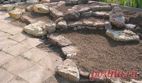 СТРОИМ КАМЕНИСТУЮ ГОРКУ
Создаём каменистый сад с Юрием Марковским
Построение любой горки начинается с дренажного основания. На грунтах с близкими грунтовыми водами дополнительно необходима выкопка котлована и заполнение его дренажом. На песках такая проблема отсутствует. Для дренажной основы насыпают холм из гравия, щебня, строительного мусора, или иных, не гниющих материалов, придавая ему приблизительную форму будущей горки... читать далее