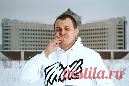 В новом фото освобожденного из СИЗО Хованского увидели скрытое послание. В социальных сетях появилось новое фото блогера Юрия Хованского, обвиняемого в оправдании терроризма, после выхода из СИЗО. Пользователи Twitter увидели в нем скрытое послание — отсылку к произведению писателя Сергея Довлатова про двоих молодых людей, которые оказались в афганском плену.