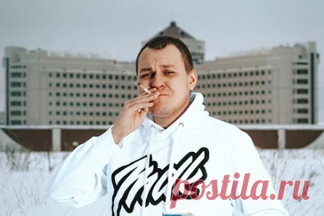 В новом фото освобожденного из СИЗО Хованского увидели скрытое послание. В социальных сетях появилось новое фото блогера Юрия Хованского, обвиняемого в оправдании терроризма, после выхода из СИЗО. Пользователи Twitter увидели в нем скрытое послание — отсылку к произведению писателя Сергея Довлатова про двоих молодых людей, которые оказались в афганском плену.