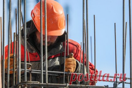 В России нашли способ строить дома быстрее. Минстрой России нашел способ сделать строительство домов более быстрым — в процессе будут применять стальные конструкции, тем самым увеличив потребление металла в отрасли. Об этом сообщают «Известия». Ведомство утвердило дорожную карту по совершенствованию техрегулирования в строительстве на 2023-2026 годы.