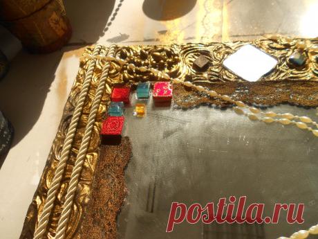 Авторская, ручная работа.  Зеркало с использованием мозаики, кружева,  фурнитуры  и декоративной штукатурки.