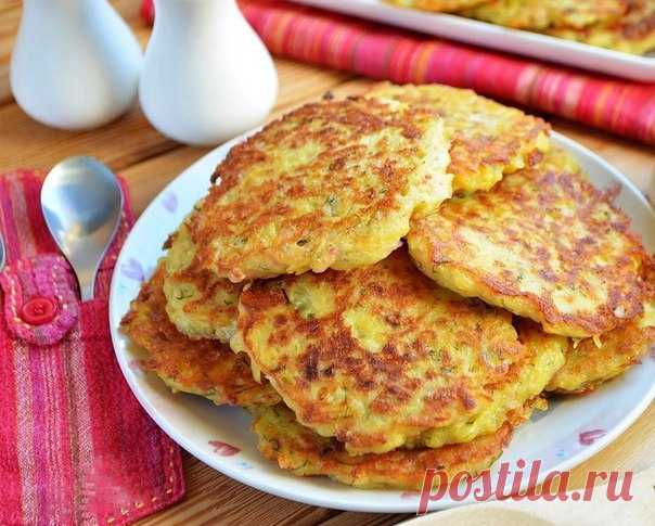 Дранки с ветчиной и сыром
Быстро и очень просто! 

Ингредиенты:
Картофель — 6 шт.
Лук — 1 шт.
Ветчина — 200 г
Сыр твердый — 200 г
Яйцо — 2 шт.
Укроп — 1–2 ст. л. 
Мука — 4–5 ст. л.
Соль — по вкусу
Перец черный молотый — по вкусу
Масло рафинированное — 3–4 ст. л.

Приготовление:
1. Подготовьте продукты, очистите картофель, лук, порежьте мелко укроп.
2. Натрите на крупной терке все ингредиенты: картофель, сыр, ветчину, лук. Добавьте по вкусу соль и черный перец молотый.
3. Д...